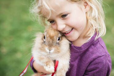 Mädchen mit Kaninchen - JOHF08661