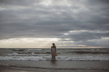 Frau am Strand - JOHF08677