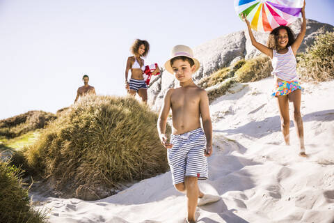 Familie auf dem Weg durch die Dünen zum Strand, lizenzfreies Stockfoto