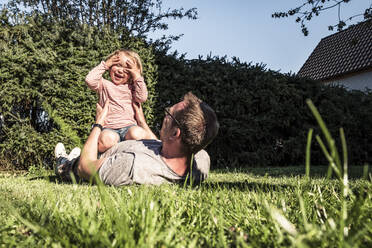 Vater spielt mit kleiner Tochter im Garten - WFF00257