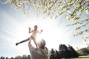 Vater wirft Sohn in die Luft - WFF00265