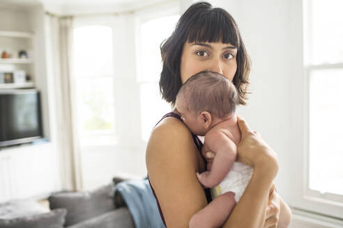 Porträt schöne Mutter hält neugeborenes Baby Sohn - HOXF04925