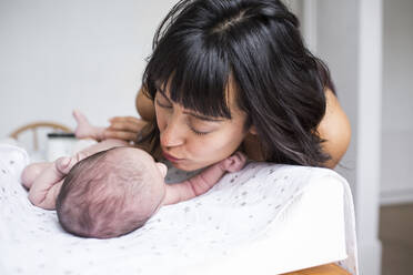 Mutter küsst neugeborenes Baby Sohn - HOXF04933