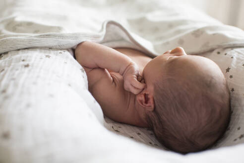 Close up neugeborenes Baby Junge im Stubenwagen liegen - HOXF04935