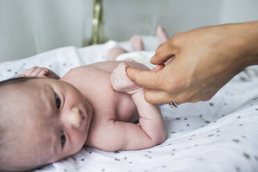 Close up Mutter hält Hände mit neugeborenem Baby Sohn - HOXF04938