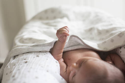 Close up neugeborenes Baby Junge im Stubenwagen liegen - HOXF04939