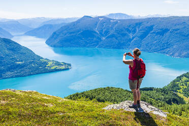 Frau fotografiert den See - JOHF08733