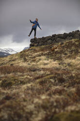 Wanderer in den Bergen - JOHF08745