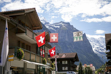 Hölzerne Gebäude, Berge im Hintergrund - JOHF08763