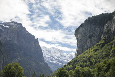 Bergige Landschaft - JOHF08764