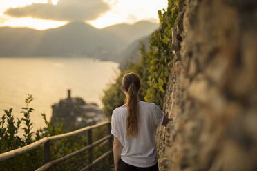 Frau mit Blick auf den Sonnenuntergang - JOHF08768