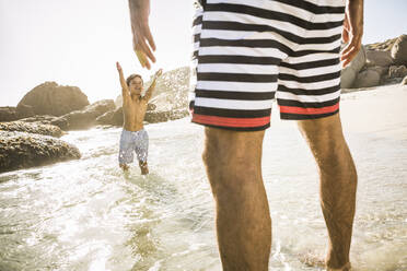 Father and son splashing with water in the sea - SDAHF00485