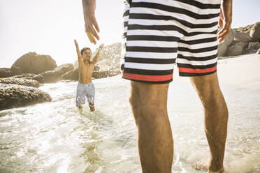 Vater und Sohn planschen mit Wasser im Meer - SDAHF00485