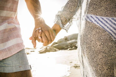 Nahaufnahme eines händchenhaltenden Paares am Strand - SDAHF00515