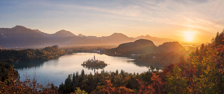 Slowenien, Bleder See, Berg Osojnica, Burg Bled und Kirche Maria Himmelfahrt bei Sonnenaufgang - HAMF00579