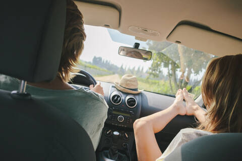 Zwei Freundinnen auf einem Road Trip, lizenzfreies Stockfoto