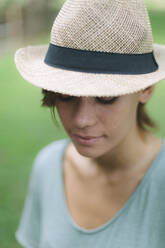 Porträt einer jungen Frau mit Hut - GIOF07996