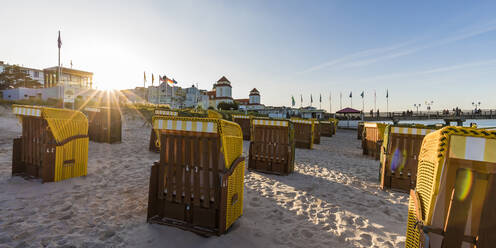 Deutschland, Mecklenburg-Vorpommern, Insel Rügen, Binz, Ostseebad, Strandkörbe am Strand bei Sonnenuntergang - WDF05754