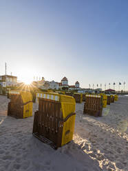 Deutschland, Mecklenburg-Vorpommern, Insel Rügen, Binz, Ostseebad, Strandkörbe am Strand bei Sonnenuntergang - WDF05755