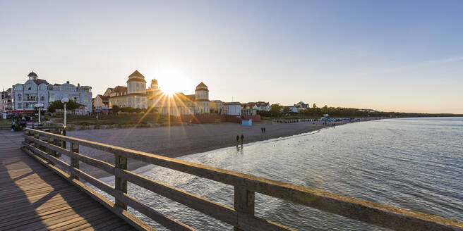 Deutschland, Mecklenburg-Vorpommern, Insel Rügen, Binz, Ostseebad, Seebrücke und Meer bei Sonnenuntergang - WDF05756