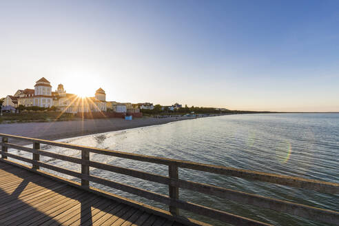 Deutschland, Mecklenburg-Vorpommern, Insel Rügen, Binz, Ostseebad, Seebrücke und Meer bei Sonnenuntergang - WDF05757