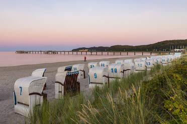 Deutschland, Mecklenburg-Vorpommern, Insel Rügen, Binz, Ostseebad, Strandkörbe am Strand bei Sonnenuntergang - WDF05760