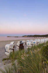 Deutschland, Mecklenburg-Vorpommern, Insel Rügen, Binz, Ostseebad, Strandkörbe am Strand bei Sonnenuntergang - WDF05761