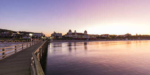 Deutschland, Mecklenburg-Vorpommern, Insel Rügen, Binz, Ostseebad, Seebrücke und Meer bei Sonnenuntergang - WDF05762