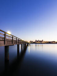 Deutschland, Mecklenburg-Vorpommern, Insel Rügen, Binz, Ostseebad, Seebrücke und Meer in der Abenddämmerung - WDF05765