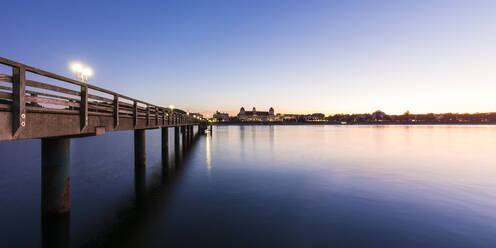 Deutschland, Mecklenburg-Vorpommern, Insel Rügen, Binz, Ostseebad, Seebrücke und Meer in der Abenddämmerung - WDF05766