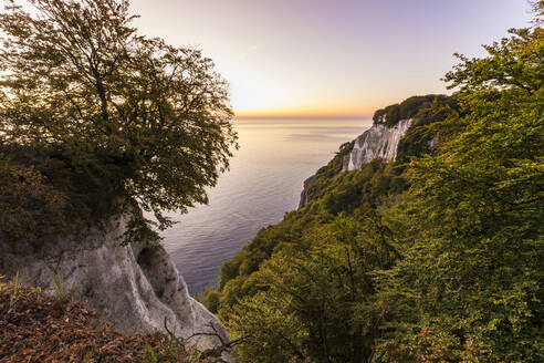 Deutschland, Mecklenburg-Vorpommern, Insel Rügen, Nationalpark Jasmund, Kreidefelsen und Ostsee bei Sonnenuntergang - WDF05770