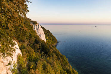 Deutschland, Mecklenburg-Vorpommern, Insel Rügen, Nationalpark Jasmund, Kreidefelsen und Ostsee bei Sonnenuntergang - WDF05772