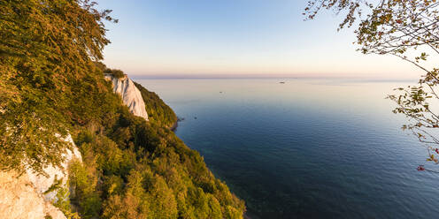 Deutschland, Mecklenburg-Vorpommern, Insel Rügen, Nationalpark Jasmund, Kreidefelsen und Ostsee bei Sonnenuntergang - WDF05774