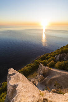 Deutschland, Mecklenburg-Vorpommern, Insel Rügen, Nationalpark Jasmund, Kreidefelsen und Ostsee bei Sonnenuntergang - WDF05775