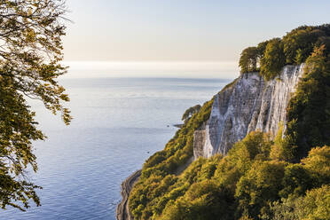 Deutschland, Mecklenburg-Vorpommern, Insel Rügen, Nationalpark Jasmund, Kreidefelsen und Ostsee bei Sonnenuntergang - WDF05778