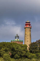 Deutschland, Mecklenburg-Vorpommern, Insel Rügen, Kap Arkona, Leuchttürme, Schinkelturm und Rundturm am bewölkten Tag - WDF05782