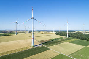 Deutschland, Bayern, Drohnenansicht eines ländlichen Windparks im Sommer - RUEF02613