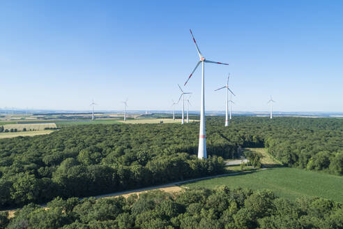 Deutschland, Bayern, Drohnenansicht eines ländlichen Windparks im Sommer - RUEF02618