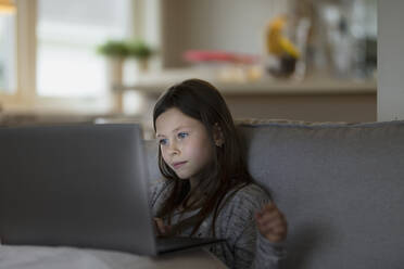 Mädchen benutzt Laptop zu Hause - JOHF08916