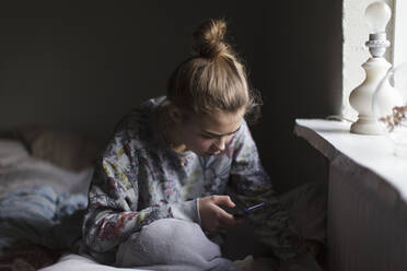 Teenager-Mädchen mit Smartphone - JOHF08957