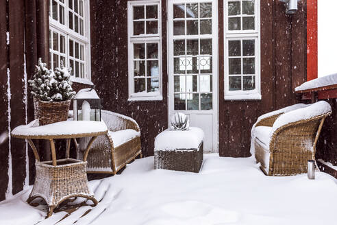 Flechtmöbel im Winter - JOHF08987