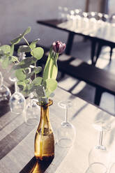Blume in Vase auf Restauranttisch - JOHF09026