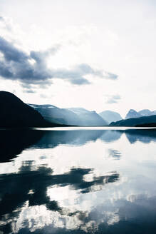 Berge spiegeln sich im See - JOHF09040