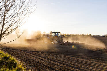 Traktor pflügt Feld - JOHF09050