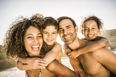 Porträt einer glücklichen Familie, die sich am Strand vergnügt - SDAHF00609