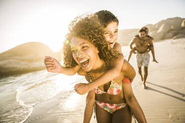 Eine glückliche Familie, die sich am Strand vergnügt - SDAHF00613