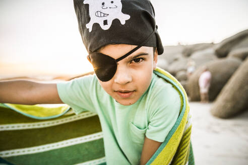 Porträt eines als Pirat verkleideten Jungen am Strand - SDAHF00627