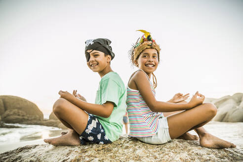 Kinder als Piraten und indische Prinzessinnen verkleidet am Strand - SDAHF00630