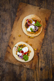 Israelisches Sabich mit Fladenbrot, Auberginen, Kichererbsen, Tomaten, Gurken, Joghurt und Zhoug-Sauce - LVF08621