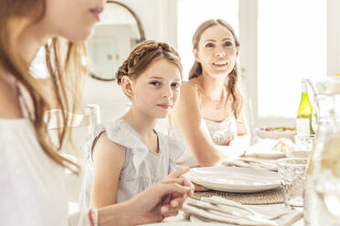 Mädchen und zwei Frauen beim gemeinsamen Mittagessen - SDAHF00659